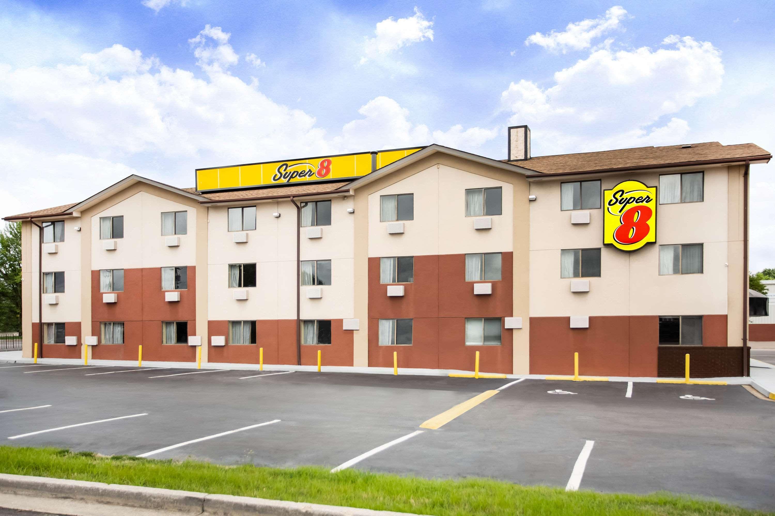 Super 8 By Wyndham Chester/Richmond Area Esterno foto