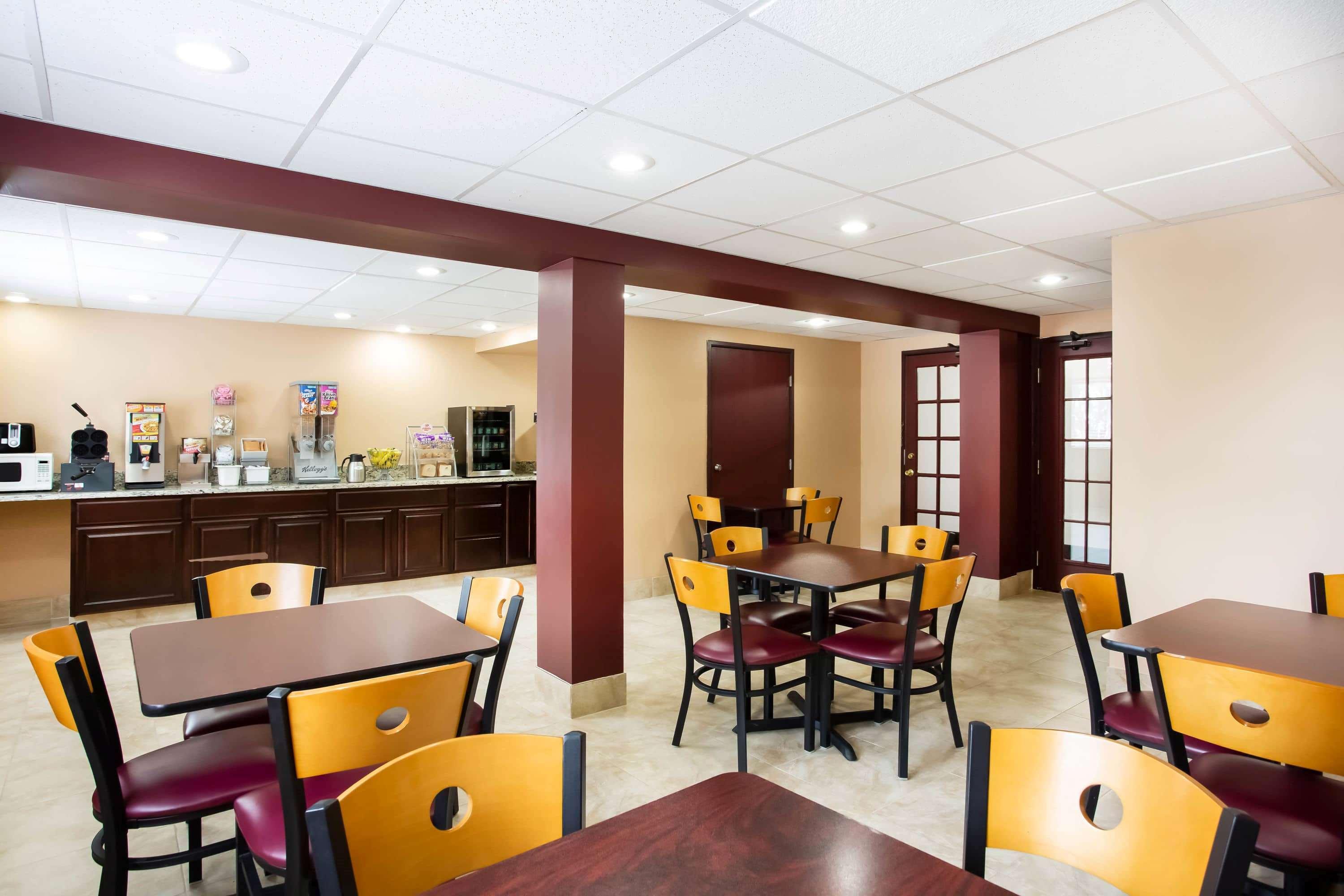 Super 8 By Wyndham Chester/Richmond Area Esterno foto