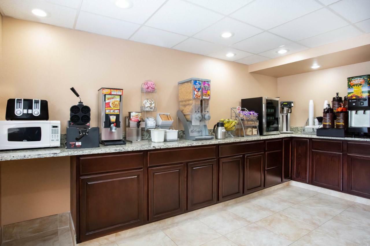 Super 8 By Wyndham Chester/Richmond Area Esterno foto